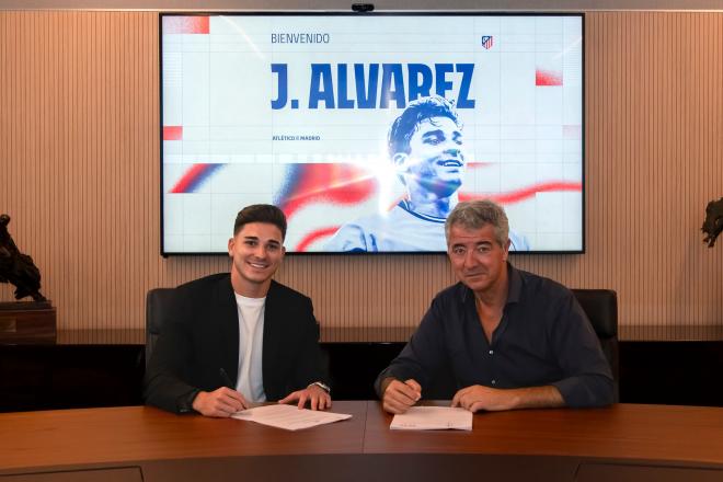 Julián Álvarez firma como nuevo jugador del Atlético de Madrid (Foto: ATM).