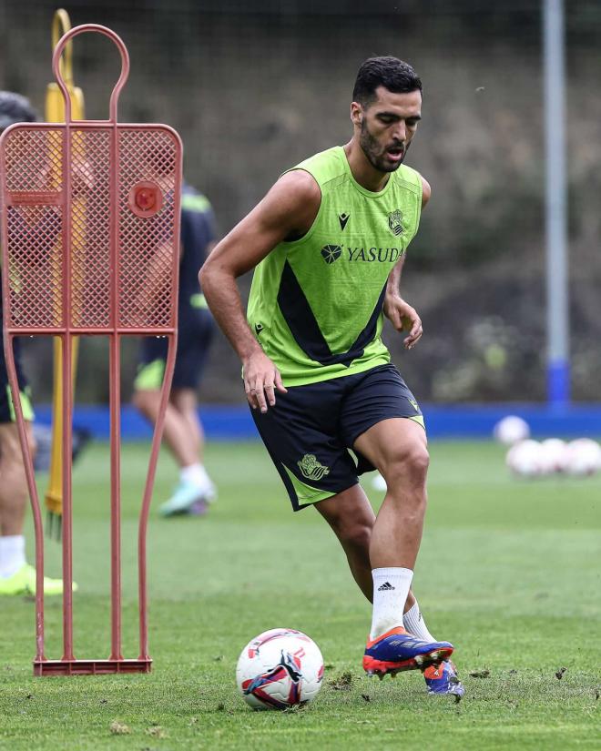 Mikel Merino se ejercita en Zubieta en la sesión de este lunes (Foto: Real Sociedad).