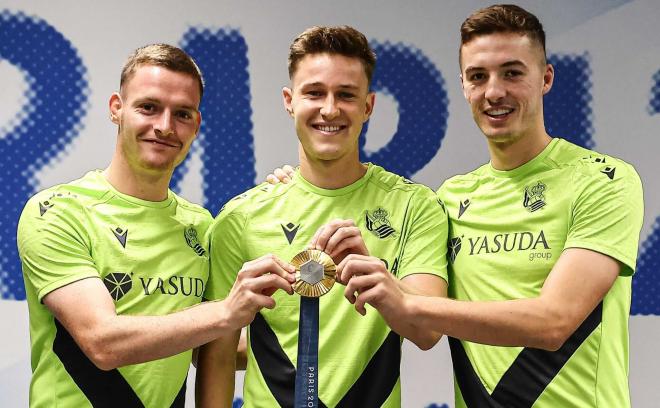 Sergio Gómez, Beñat Turrientes y Jon Pacheco, con la medalla de oro de las Olimpiadas (Foto: Real Sociedad).