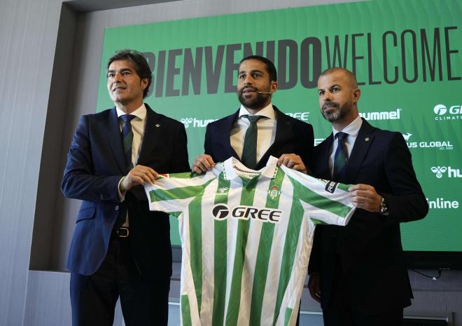 Ricardo Rodríguez, junto a Haro y Fajardo en su presentación con el Betis.