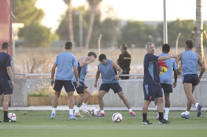 Marcos Acuña, en un entrenamiento con el Sevilla (Foto: Kiko Hurtado)