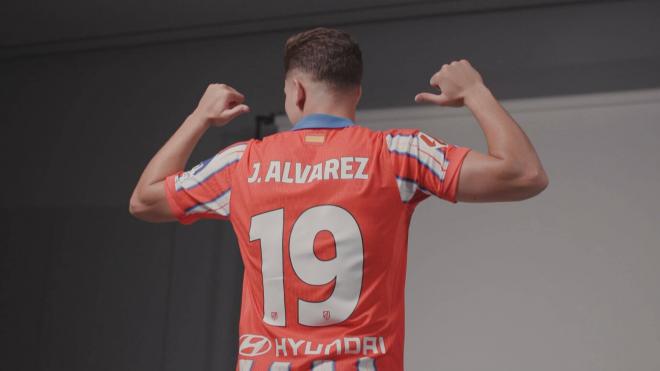 Julián Álvarez posando con la camiseta del Atlético de Madrid (Fuente: @Atleti)