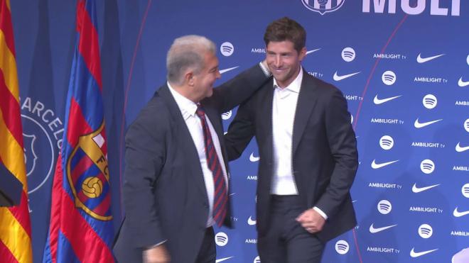 Joan Laporta y Sergi Roberto en la despedida del jugador