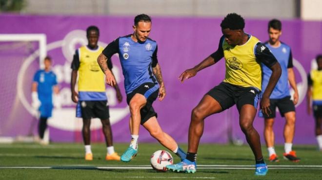 Iván Sánchez, ante Boyomo, en un entrenamiento (Foto: Real Valladolid).