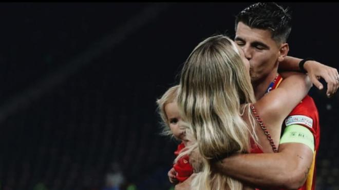 Álvaro Morata y Alice Campello, besándose tras ganar la Eurocopa 2024 (Foto: @alicecampello)1