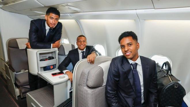 Jude Bellingham, Mbappé y Rodrygo en el avión a Varsovia (Foto: @MadridismoreaI)