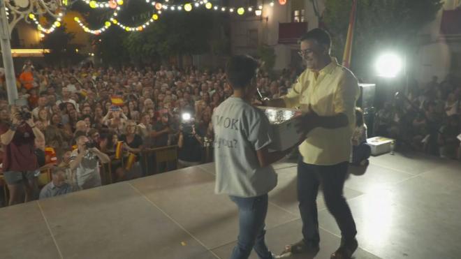 María Pérez recibiendo el cordero.