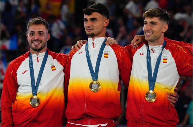 Arnau Tenas, Marc Pubill y Juan Miranda, luciendo con orgullo la medalla de oro (Foto: @markus_pubill27).