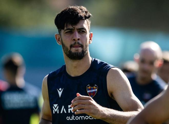 Bekkouche, durante la pretemporada con el primer equipo del Levante (Foto: LUD).