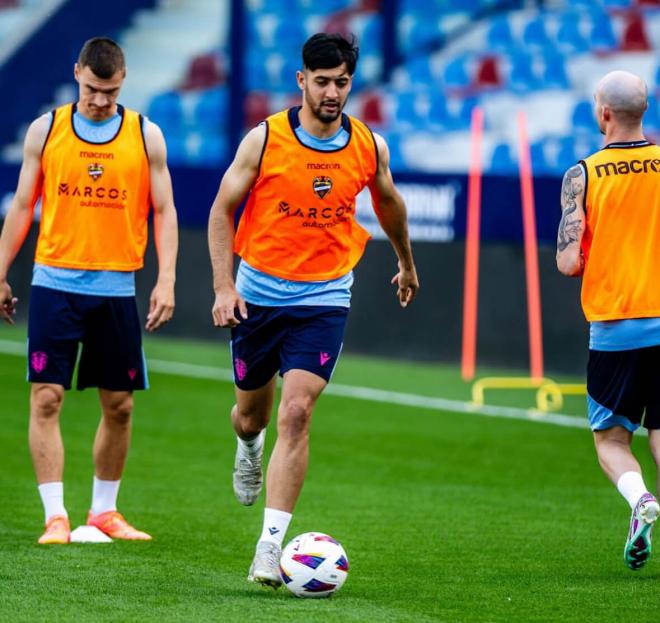 Bekkouche, ejercitándose en el Ciutat de València durante la pasada temporada (Foto: LUD).