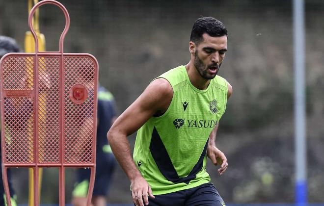 Mikel Merino entrena en Zubieta pendiente de su futuro (Foto: Real Sociedad).