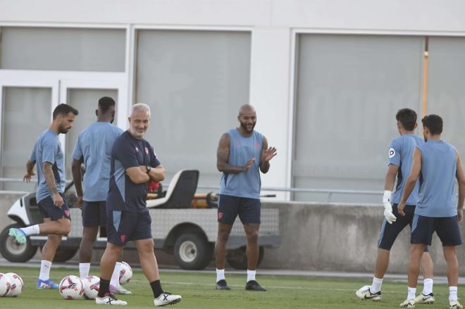 Suso, en uno de los grupos de trabajo del entrenamiento del lunes (Foto: Kiko Hurtado).