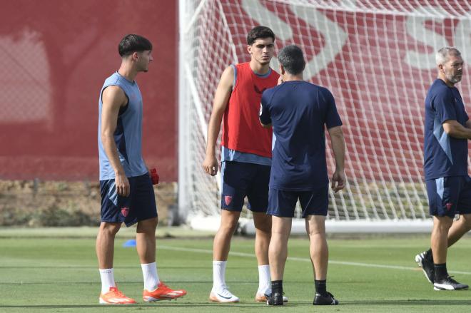 Juanlu charla con García Pimienta en el entrenamiento de este martes (Foto: Kiko Hurtado).