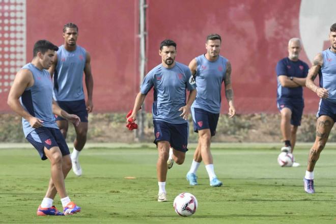 Acuña y Jesús Navas, en el entrenamiento de este martes (Foto: Kiko Hurtado).