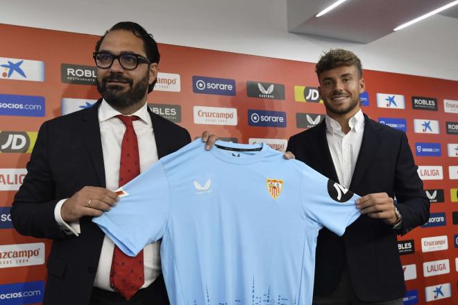 Álvaro Fernández, junto a Víctor Orta, en su presentación (Foto: Kiko Hurtado).