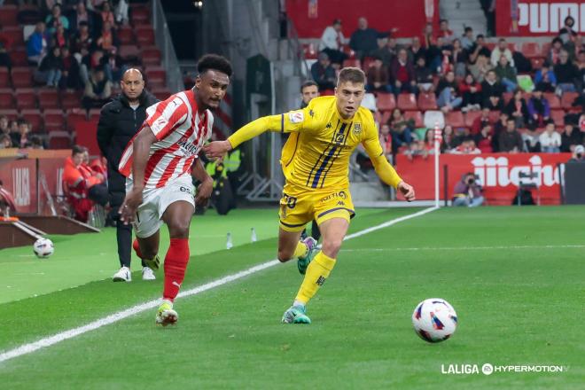 Iago López defiende a Hassan en el Sporting - Alcorcón (Foto: LALIGA).