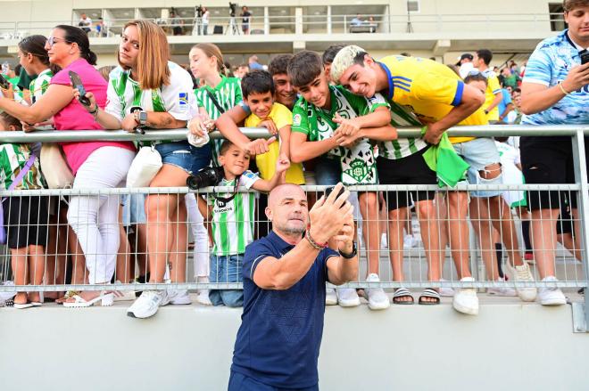 Paco López, con aficionados (Foto: Cádiz CF).