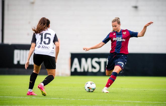 Anna Torrodà sumó una nueva titularidad en pretemporada y se reencontró con el Valencia (Foto: LUD).