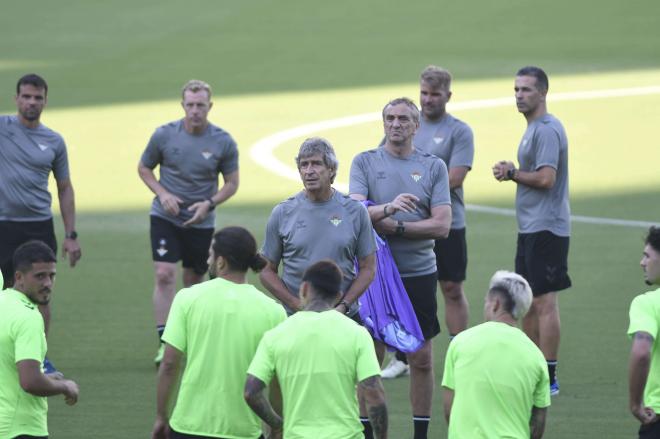 Imagen de un entrenamiento del Real Betis (foto: Kiko Hurtado).