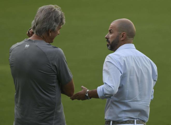 Manul Fajardo dialoga con Manuel Pellegrini (foto: Kiko Hurtado).