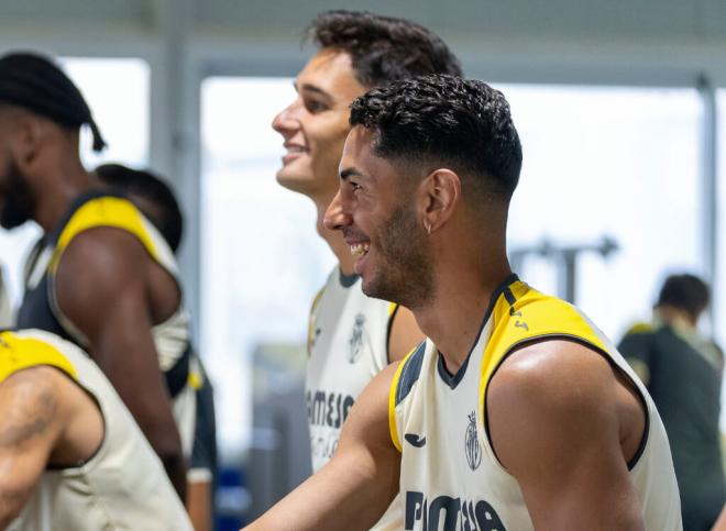 Ayoze Pérez, sonriente en su primer entrenamiento con el Villarreal (Foto: @VillarrealCF)