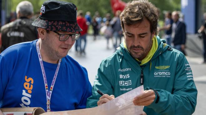 Fernando Alonso, con un aficionado en el GP de Bélgica (Cordon Press)