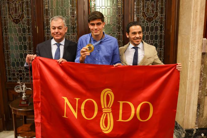 El alcalde recibe a Juanlu por su oro olímpico (Foto: Ayuntamiento de Sevilla).