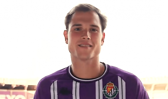 Juanmi Latasa con la camiseta del Real Valladolid (Foto: X).