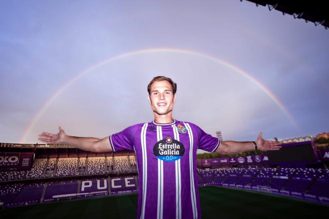 Juanmi Latasa, con la camiseta del Real Valladolid (Foto: X).