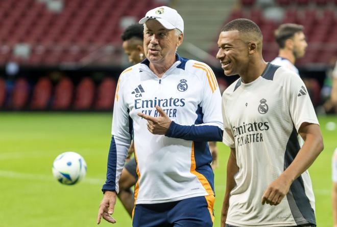 Kylian Mbappé, junto a Carlo Ancelotti en una sesión con el Real Madrid (Foto: Cordon Press).