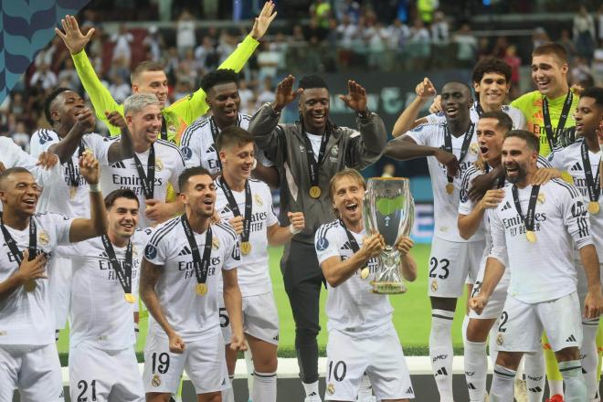 Luka Modric eleva al cielo de Varsovia la Supercopa del Real Madrid (Foto: EFE).