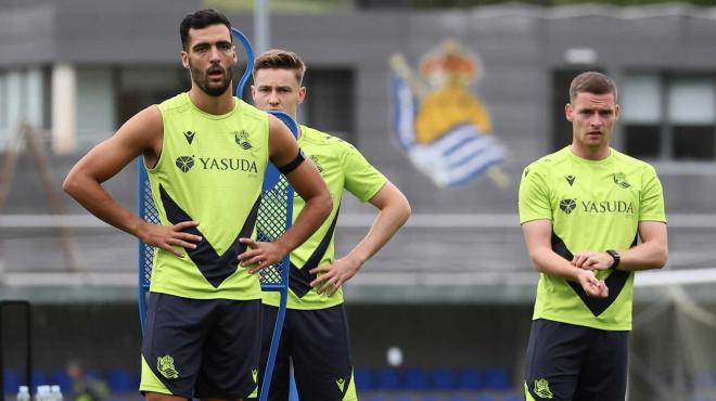 Mikel Merino, Turrientes y Sergio Gómez, en el entrenamiento de este miércoles en Zubieta (Foto: