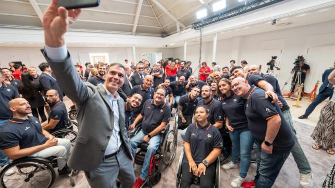 Pedro Sánchez con algunos deportistas del equipo paralímpico español (CSD)