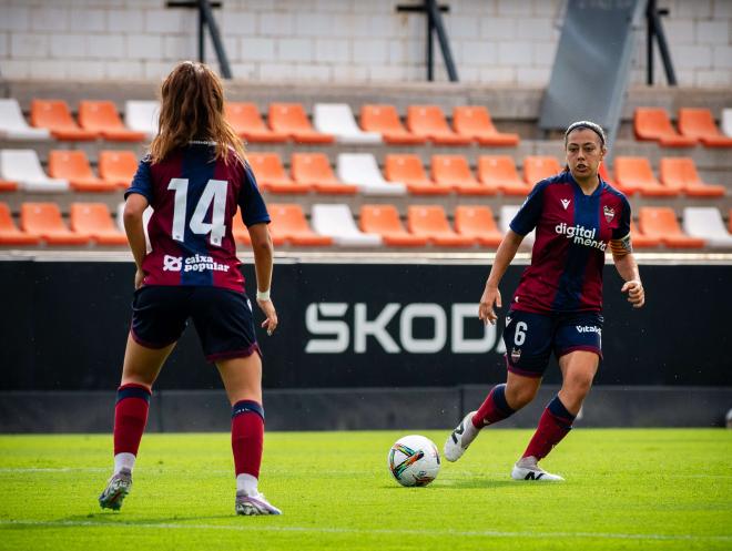 Paula Fernández conduce el balón en el derbi de pretemporada ante el VCF Femenino (Foto: LUD).