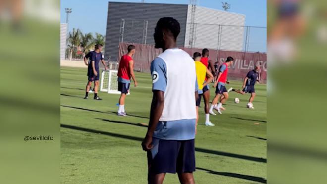 Iheanacho, entrenando. (@sevillafc)