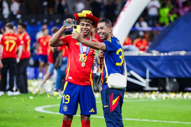 Lamine Yamal festeja junto a su padre la Eurocopa en Berlín (Foto: Cordon Press).