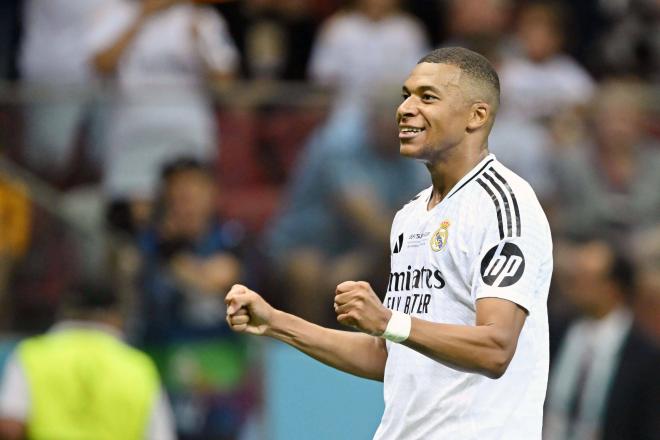 Mbappé celebra su gol con el Real Madrid en la Supercopa de Europa (FOTO: Cordón Press).