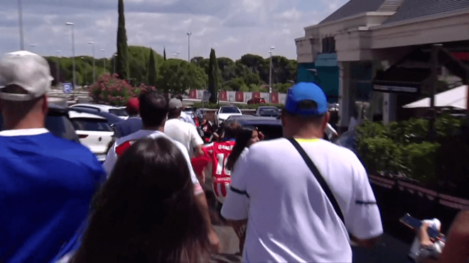 Los aficionados del Atlético de Madrid persiguiendo el coche de Julián Álvarez