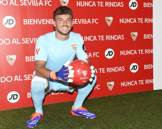 Álvaro Fernández, en su presentación con el Sevilla (Foto: Kiko Hurtado).