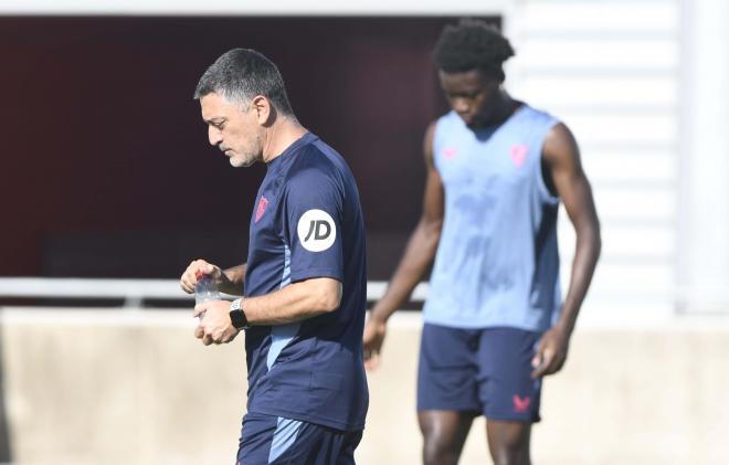 García Pimienta, entrenador del Sevilla, en la sesión de este miércoles (Foto: Kiko Hurtado).