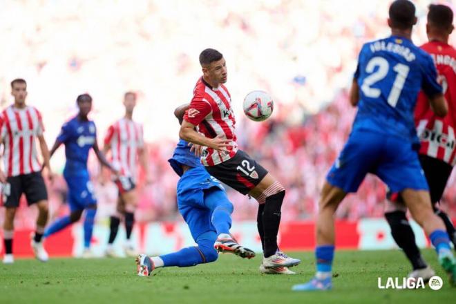 Gorka Guruzeta controla el balón ante el Getafe en San Mamés (Foto: LaLiga).