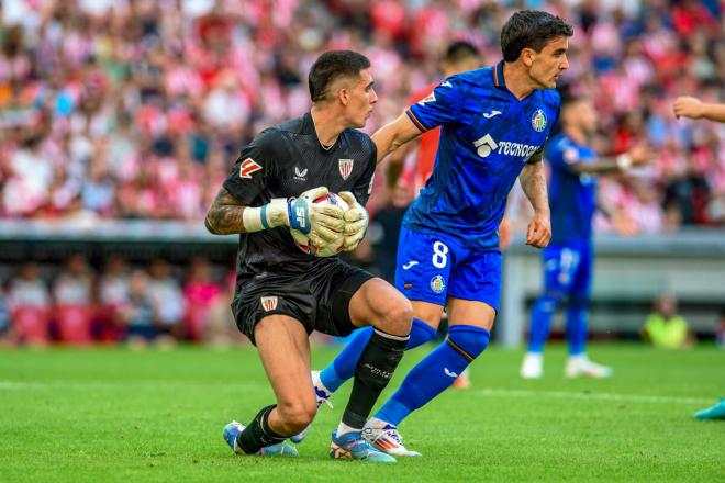 Álex Padilla, en acción ante el Getafe en San Mamés, primera jornada de Liga (Foto: EFE).