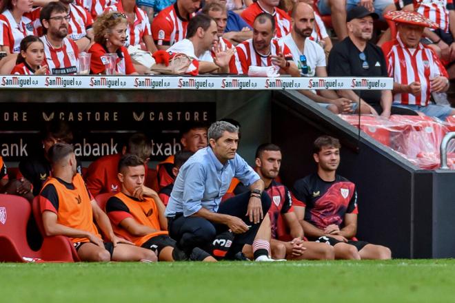 Ernesto Valverde sigue agachado el duelo del Athletic Club ante el Getafe en San Mamés (Foto: EFE).