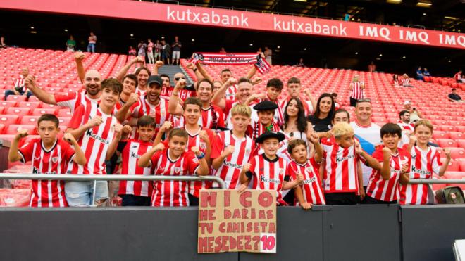 Los aficionados athleticzales con una pancarta hacia Nico Williams (Fuente: @Athletic)