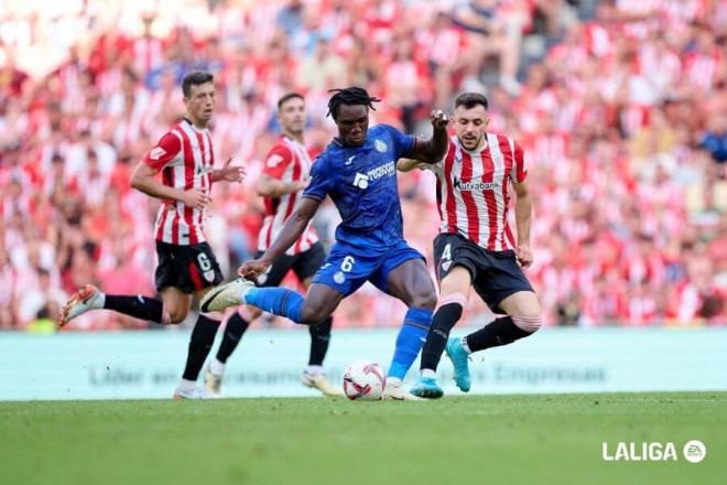 Aitor Paredes persigue a Christantus Uche ante el Getafe en San Mamés (Foto: LaLiga).