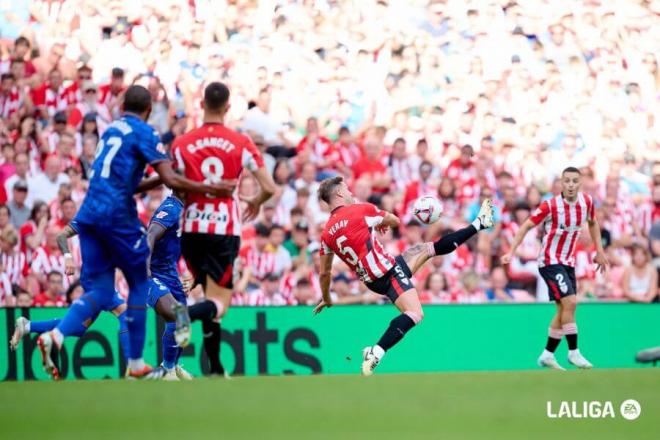 El central del Athletic Club Yeray Álvarez despeja de forma acrobática ante el Getafe CF en San Mamés (Foto: LaLiga).