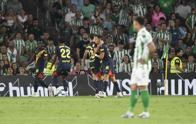 Los jugadores del Girona celebran el gol del empate en el Villamarín.