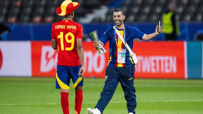 Lamine Yamal, celebrando el triunfo en la Eurocopa con su padre (Cordon Press)