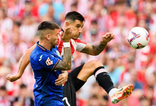 Yuri Berchiche controla, encimado por Carles Pérez, en San Mamés ante el Getafe CF (Foto: Athletic Club).