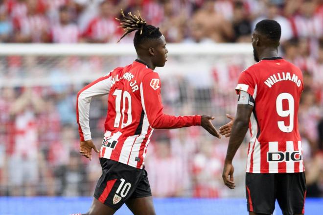 Nico Williams saluda a su hermano Iñaki al salir ante el Getafe en San Mamés (Foto: Athletic Club).